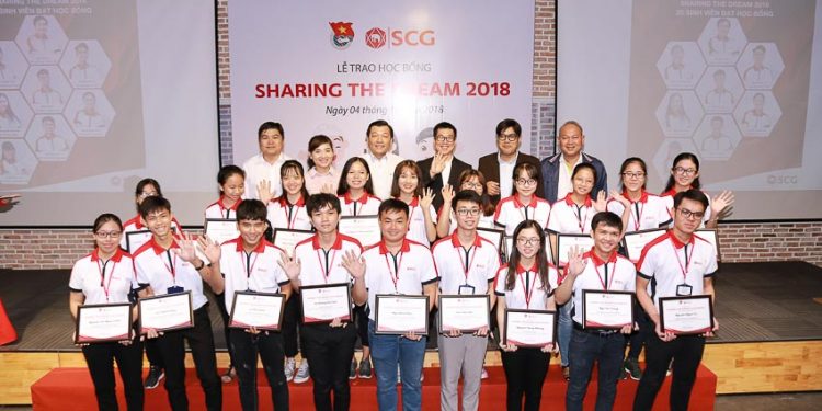 Khoảnh khắc rạng rỡ và hạnh phúc của các bạn sinh viên khi nhận được học bổng