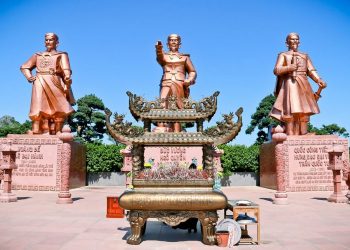 Về với Bạch Đằng Giang-01