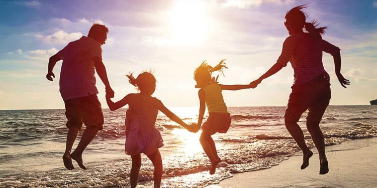 Gia đình đi du lịch