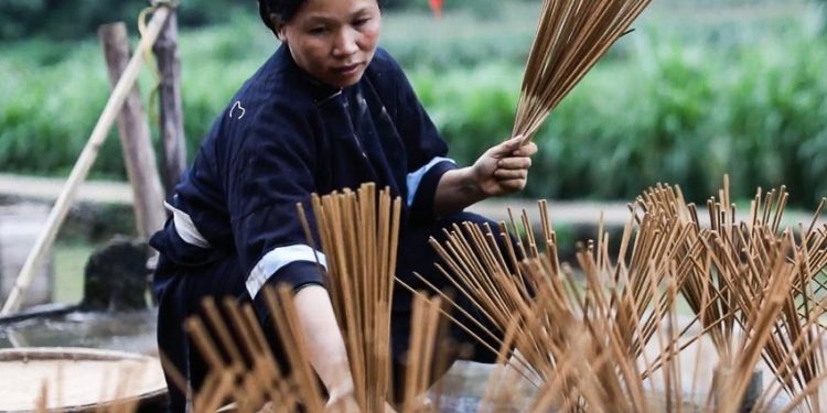 Phụ nữ Nùng chăm chỉ cần mẫn