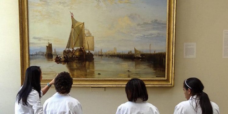 Sinh viên Y khoa Đại học Yale xem tranh của J.M.W. Turner (1775-1851) tại Trung tâm mỹ thuật Anh ở New Haven