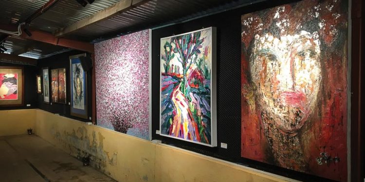 Một góc triển lãm tác phẩm hội họa