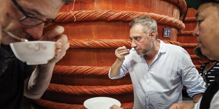 Các đầu bếp nổi tiếng đang thử vị nước mắm Red Boat