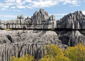 Chinh phục rừng đá Tsingy ở Madagascar