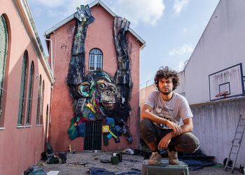 Bordalo II bên một tác phẩm của anh