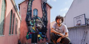 Bordalo II bên một tác phẩm của anh