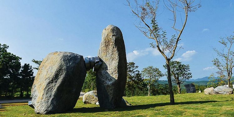 Kết nối - Khổng Đỗ Tuyền (2016), đá và inox, 80 tấn