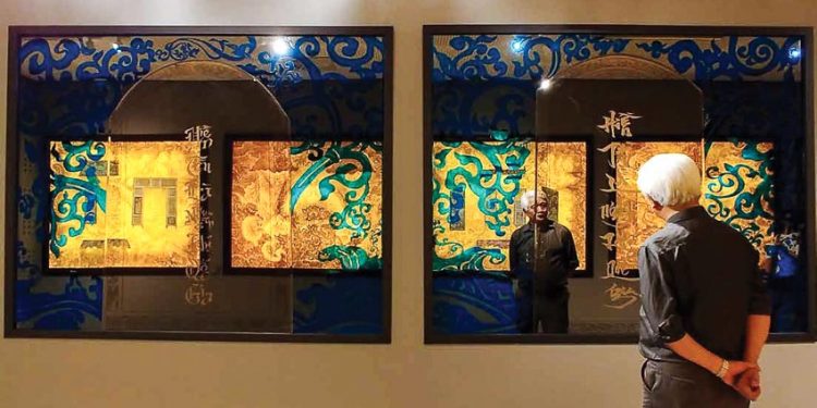 Đại biểu Quốc hội Dương Trung Quốc đang xem tác phẩm Lịch sử soi chiếu (sắp đặt tương tác với gương, kích thước 7m x 1,8m) của Trần Hậu Yên Thế