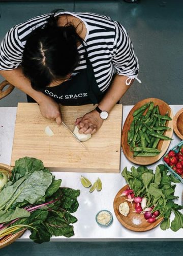 Bếp trưởng Nini Nguyễn đứng bếp tại Nhà hàng Cook Space