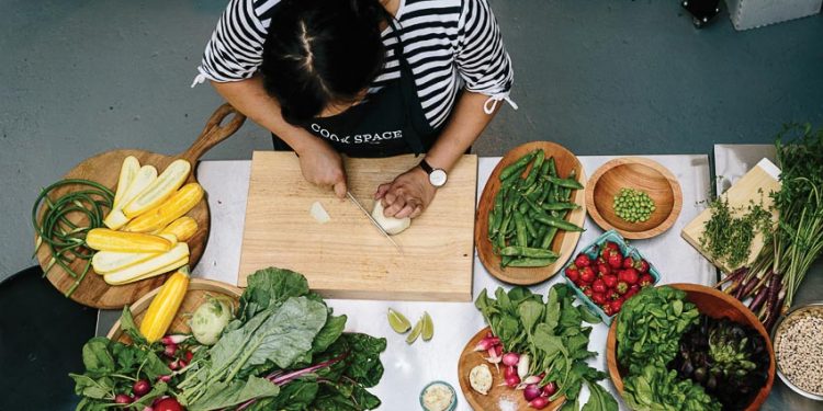 Bếp trưởng Nini Nguyễn đứng bếp tại Nhà hàng Cook Space