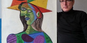 “Indiana Jones của thế giới mỹ thuật” ngồi bên cạnh bức tranh được định giá khoảng 28 triệu USD