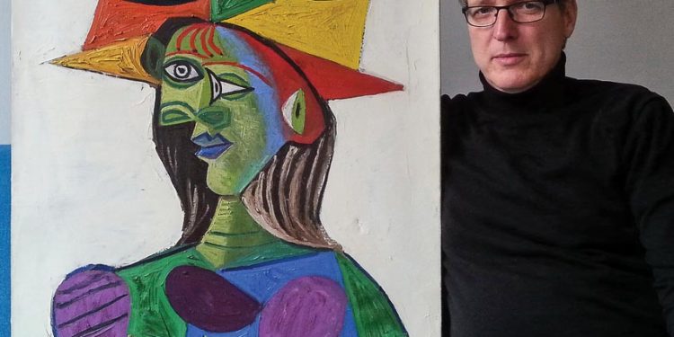 “Indiana Jones của thế giới mỹ thuật” ngồi bên cạnh bức tranh được định giá khoảng 28 triệu USD