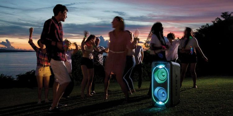 Khuấy động không khí bữa tiệc với loa bluetooth party 9