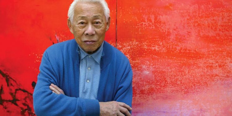 Nhà danh họa trong xưởng vẽ của ông tại Paris năm 2003 (ông mất năm 2013)