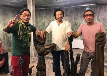 Lê Ngọc Thái (giữa) và Le Brothers tại triển lãm