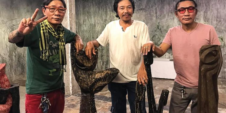 Lê Ngọc Thái (giữa) và Le Brothers tại triển lãm