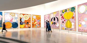 Một góc triển lãm với các tác phẩm trong xê-ri Đền thiêng có kích thước rất lớn