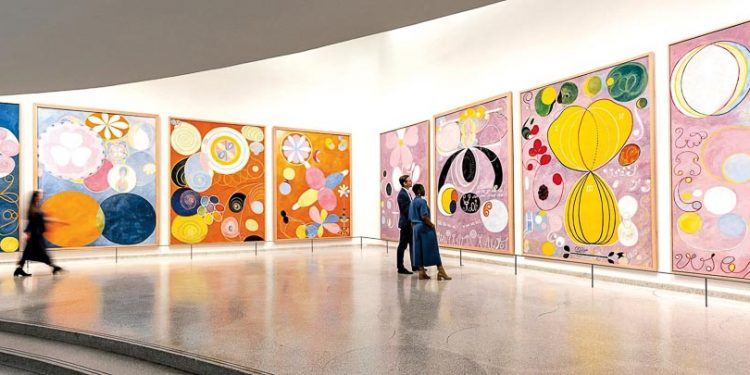 Một góc triển lãm với các tác phẩm trong xê-ri Đền thiêng có kích thước rất lớn