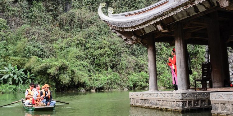 Thăm làng Việt cổ khi đến Tràng An