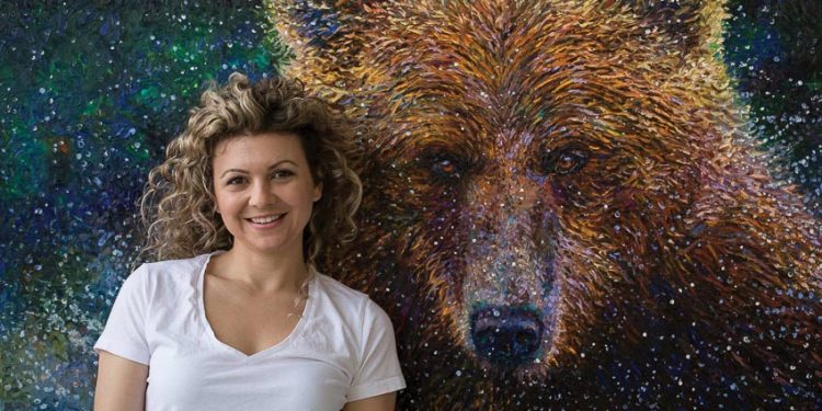 Nữ họa sĩ với một tranh vẽ gấu