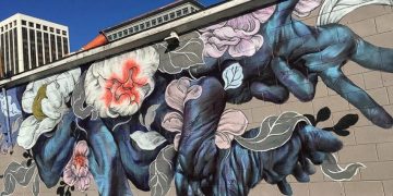 Nữ họa sĩ Ouizi vẽ hoa trên cao ốc 4