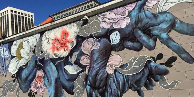 Nữ họa sĩ Ouizi vẽ hoa trên cao ốc 4