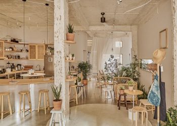 Tiệm bánh có không gian mộc mạc nhưng đủ đầy 6
