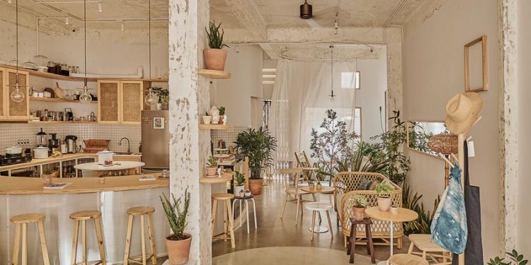 Tiệm bánh có không gian mộc mạc nhưng đủ đầy 6