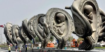 Cụm tác phẩm Miraculous Journey của Damien Hirst