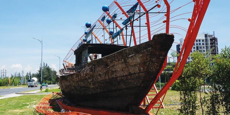 Con thuyền - ngọc trai hướng ra con đường dài Đà Nẵng - Hội An