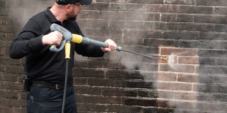 Chuyên gia Thorsten Marco Mowes thực hiện việc làm sạch bằng máy phun hơi nước