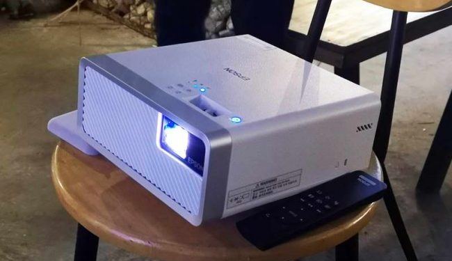 Epson Việt Nam ra mắt EF-100, máy chiếu 3LCD laser nhỏ nhất thế giới-2