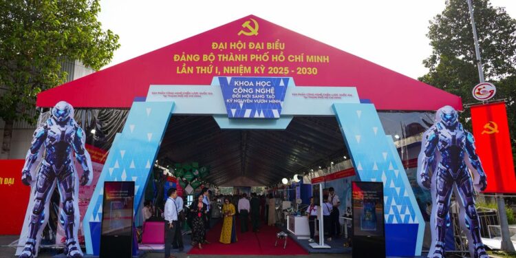 Độc đáo các sản phẩm công nghệ triển lãm tại Đại hội Đảng bộ TP.HCM lần I