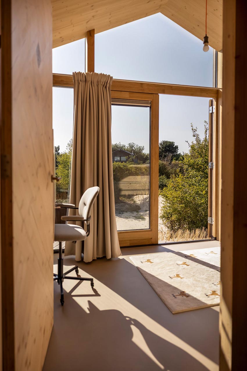 Ngôi nhà Duinhuis bằng gỗ trên cồn cát với thiết kế mở hòa vào thiên nhiên - 4