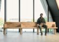 Ghế băng gỗ sồi đỏ Mỹ của Andu Masebo tôn vinh vật liệu gỗ bền vững tại V&A East - 1