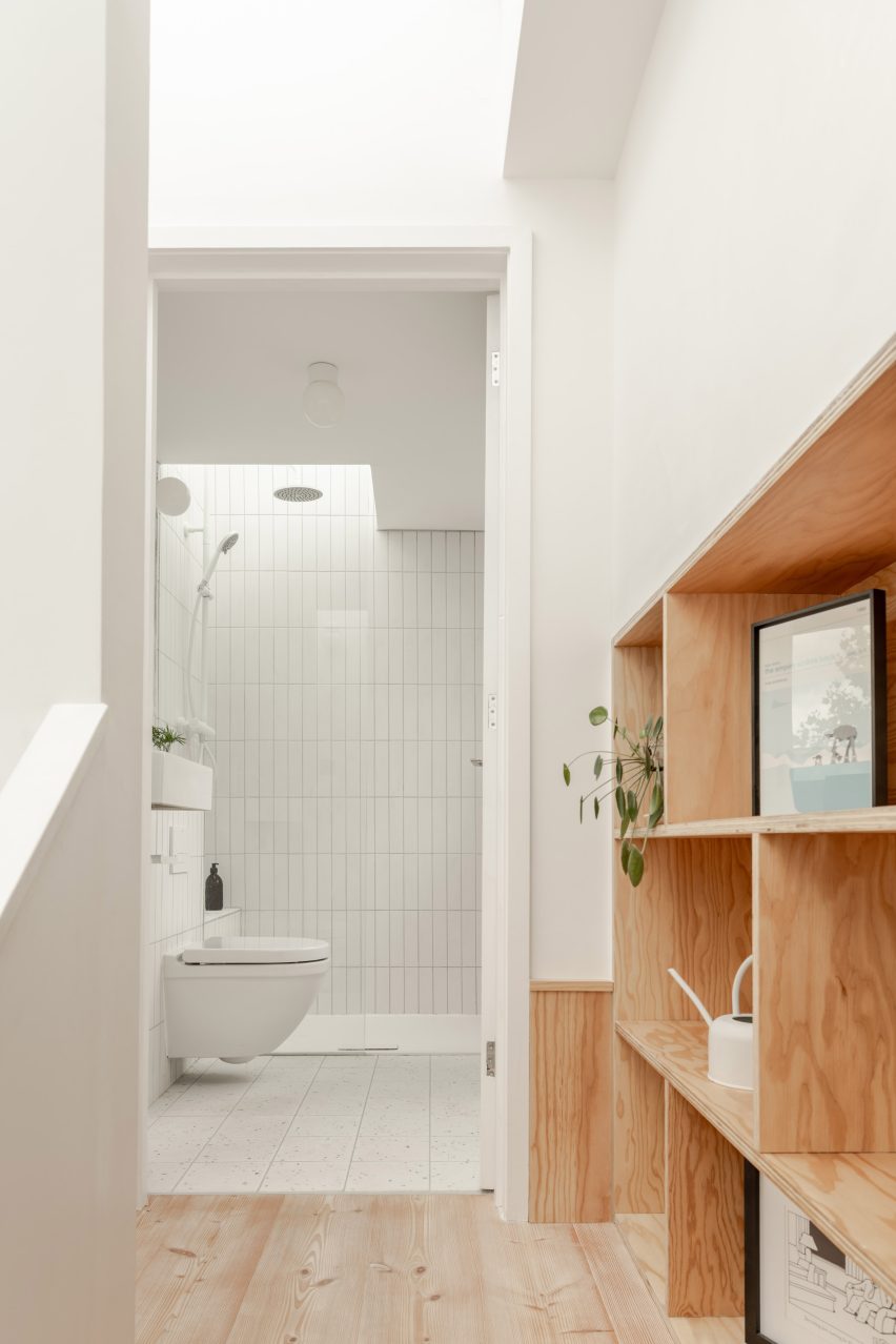 Phòng tắm gạch trắng và sàn terrazzo