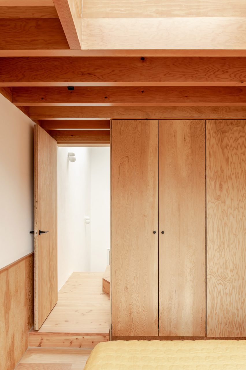 Tủ áo gỗ Douglas fir cao kịch trần