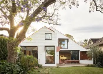 Phần mở rộng phía sau nối với vườn Alpha House