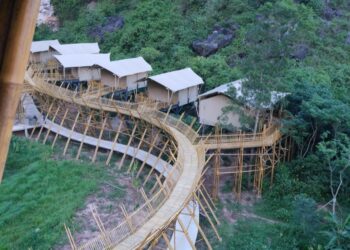 Cụm lodge Auko trên cột cao và cầu tre uốn quanh sườn núi đá vôi Phong Nha