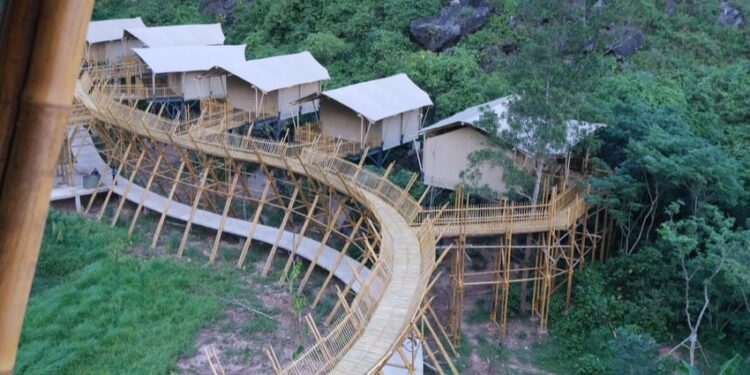 Cụm lodge Auko trên cột cao và cầu tre uốn quanh sườn núi đá vôi Phong Nha