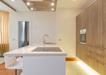 Bếp tối giản với tủ gỗ và đảo bếp