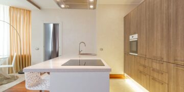Bếp tối giản với tủ gỗ và đảo bếp