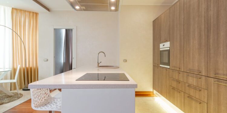 Bếp tối giản với tủ gỗ và đảo bếp