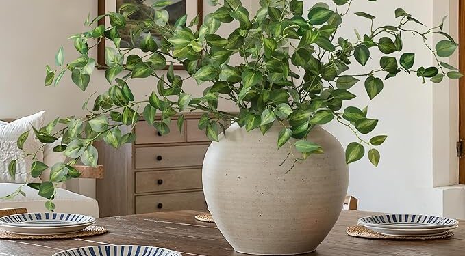 Cành bạch đàn khô cắm trong bình gốm lớn