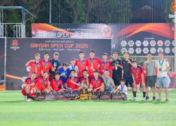 Đội vô địch Đam San Cup mùa 2025 nhận cúp