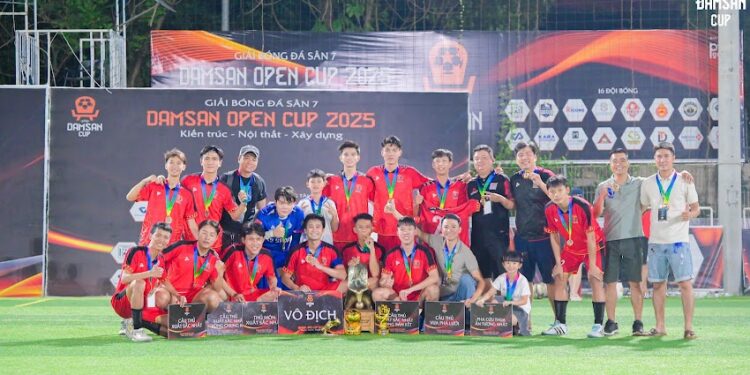 Đội vô địch Đam San Cup mùa 2025 nhận cúp