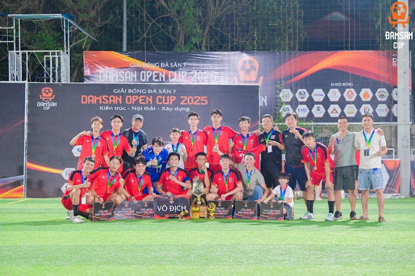 Đội vô địch Đam San Cup mùa 2025 nhận cúp