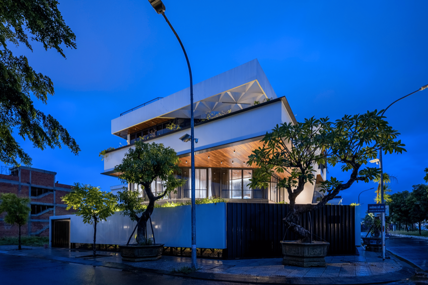 Fly's House nhìn từ ngã ba đường lúc chạng vạng
