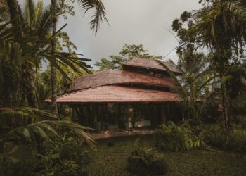 Hideout Leaf Villa nhìn từ vườn, bốn hệ mái tre chồng lớp