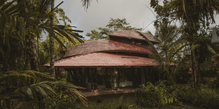 Hideout Leaf Villa nhìn từ vườn, bốn hệ mái tre chồng lớp